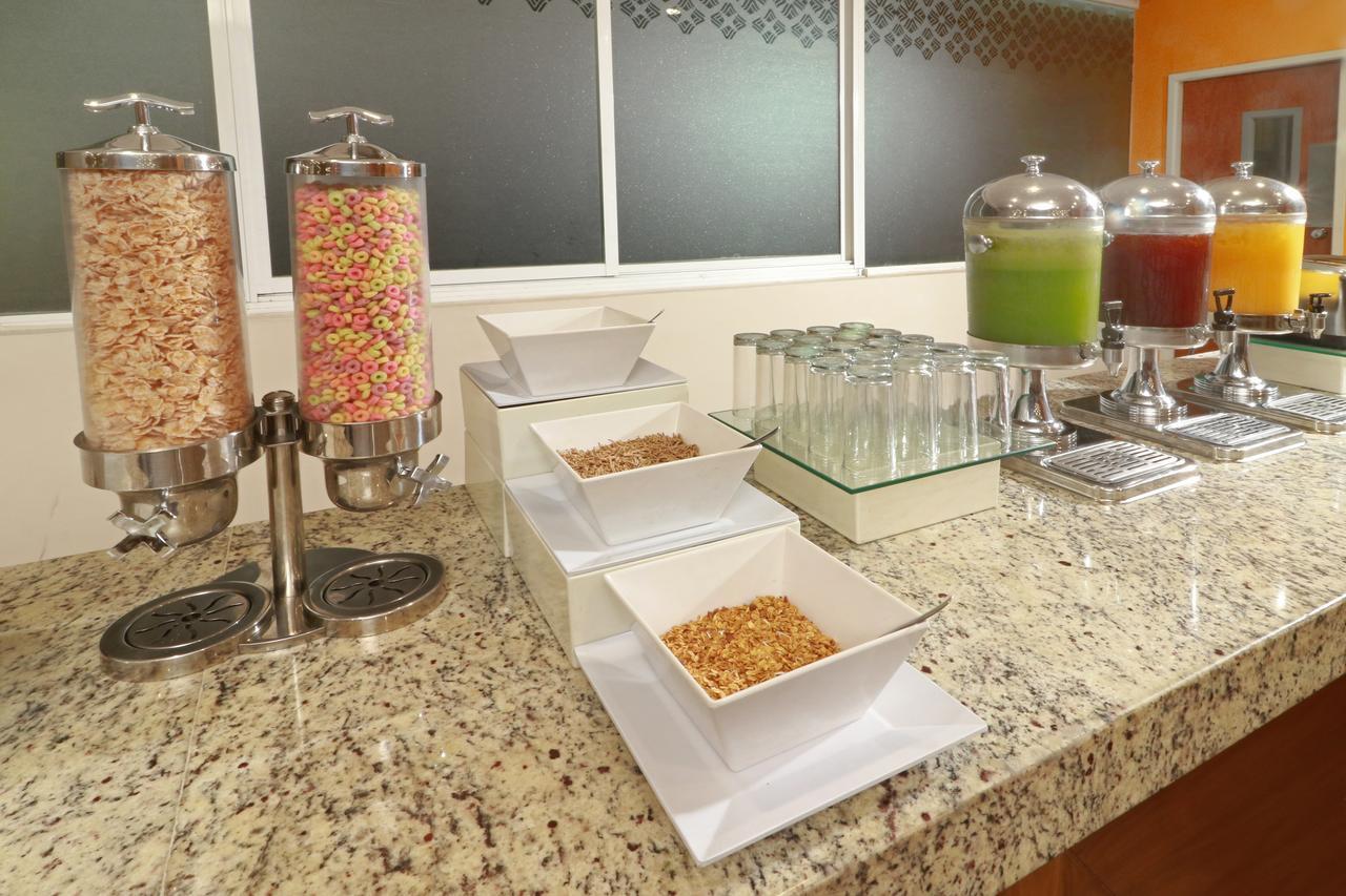 Hotel Wyndham Garden Guadalajara Acueducto Zapopan Esterno foto